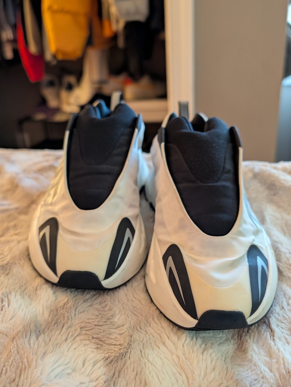 adidas Yeezy Boost 700 MNVN Laceless Analog